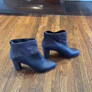 Designer NEver worn Dark navy Bootie size 40